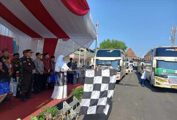 Visa Tak Terbit, 1 Jemaah Calon Haji Sumenep Kuota Cadangan Batal Berangkat Pemberangkatan jemaah haji sumenep beberapa waktu lalu (foto : Temmy/ beritajatim.com)