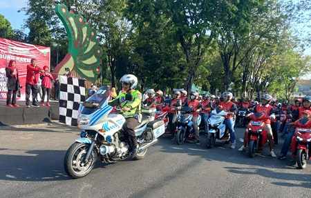 Ratusan sepeda motor listrik start touring ke bukit lanjari (foto : Temmy/ beritajatim.com)
