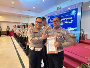 Ungkap Tabrak Lari di 4 TKP, Satlantas Polres Sumenep Raih Penghargaan Kasat Lantas Polres Sumenep saat menerima piagam penghargaan