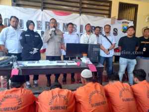 Polres Sumenep Amankan 10 Tersangka dari 8 Kasus wakapolres Sumemep saat konferensi pers hasil Operasi Sikat Semeru 2023 (foto : Temmy/ beritajatim.com)