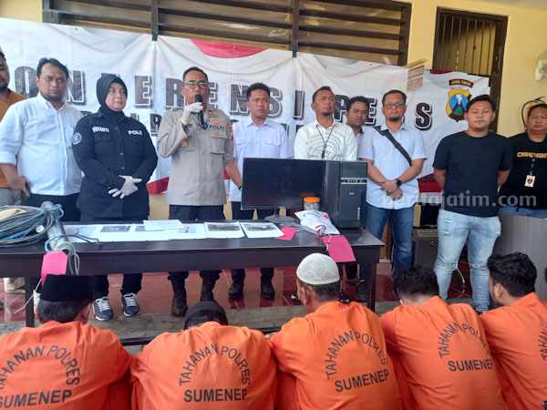 wakapolres Sumemep saat konferensi pers hasil Operasi Sikat Semeru 2023 (foto : Temmy/ beritajatim.com)