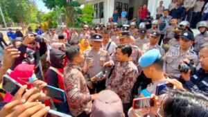 Eks Pemilik Lahan Demo PT Garam, Tuntut Hak Garap Lahan Unjuk rasa eks pemilik lahan ke PT Garam (foto : Temmy/ beritajatim.com)