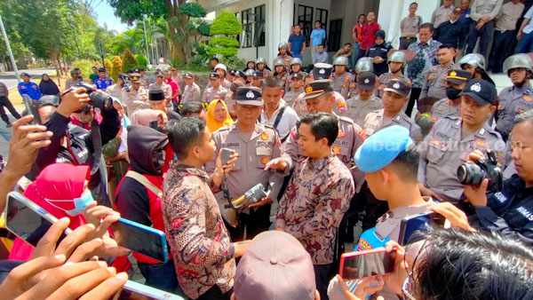 Unjuk rasa eks pemilik lahan ke PT Garam (foto : Temmy/ beritajatim.com)