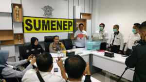 Tim penyidik Polres menunjukkan barang bukti kasus dugaan korupsi gedung Dinkes