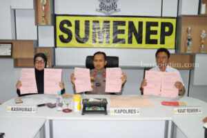 8 Tahun Usai Laporan, Berkas Dugaan Korupsi Dinkes Sumenep Akhirnya Lengkap Kapolres Sumenep menunjukkan berkas-berkas kasus dugaan korupsi gedung Dinkes
