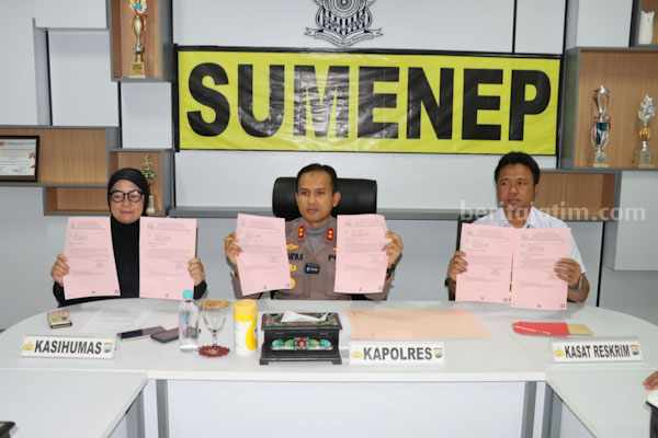 8 Tahun Usai Laporan, Berkas Dugaan Korupsi Dinkes Sumenep Akhirnya Lengkap Kapolres Sumenep menunjukkan berkas-berkas kasus dugaan korupsi gedung Dinkes