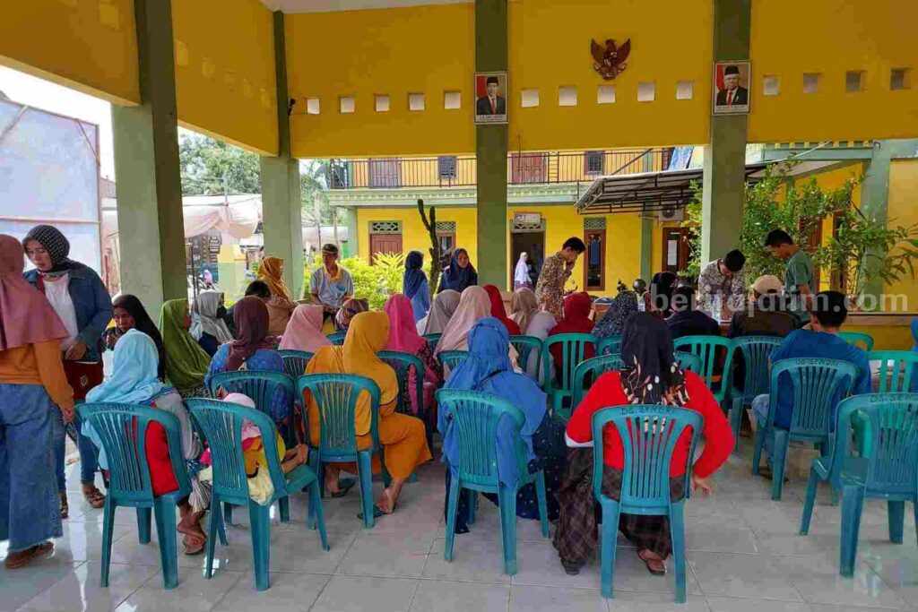 Para petani saat menerima kartu tani oleh DKP2P Tuban dan Bank BNI. [Foto:Diah Ayu/beritajatim.com]