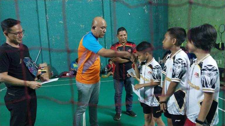 PBSI Jember Berikan Penghargaan untuk 4 Pebulutangkis Cilik