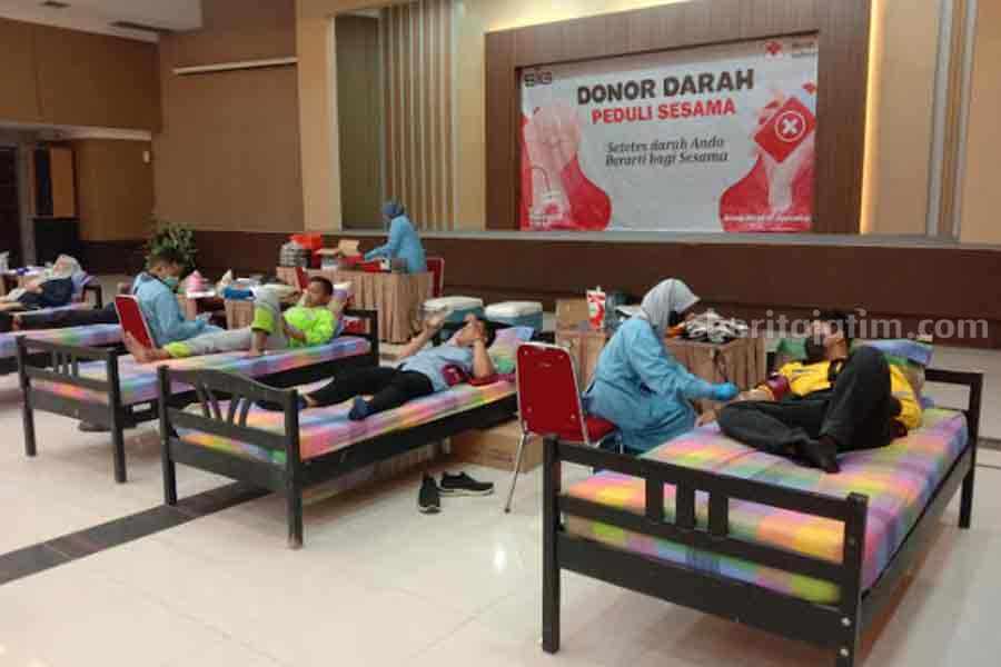 Karyawan dari PT. SIG GHoPO Tuban saat mendonorkan darahnya. [Foto:Diah Ayu/beritajatim.com]