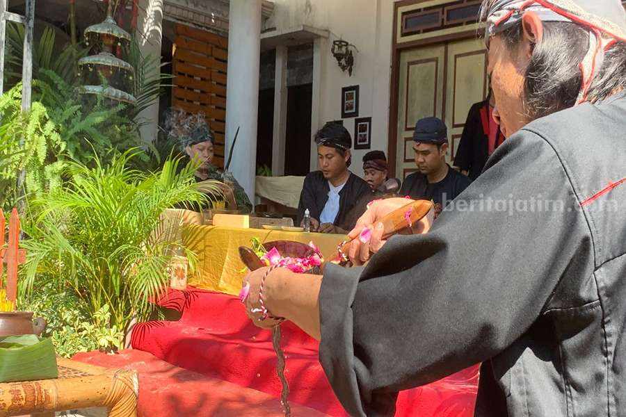 Aji Wengker, sebagai paguyuban yang mengolah pusaka dan budaya leluhur di Ponorogo, melakukan ritual pencucian pusaka atau lebih dikenal dengan tradisi jamasan.