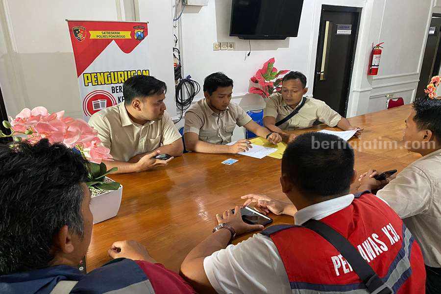 PLN Ponorogo Minta Masyarakat Melapor, Jika Ada Aktivitas Mencurigakan di Jaringan Listriknya Petugas saat melaporkan pencurian kabel ke pihak kepolisian. (Foto/PLN Ponorogo)