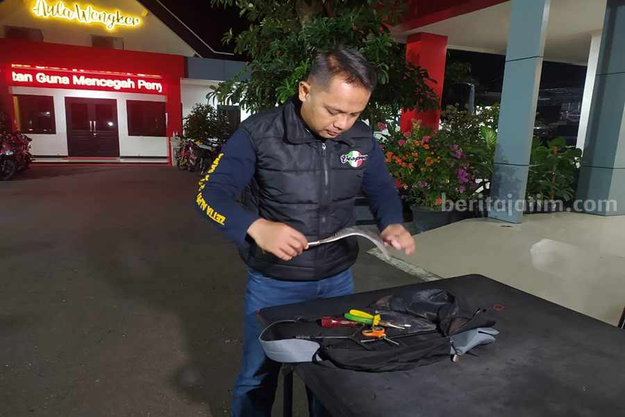 Operasi Balap Liar, Polres Ponorogo Temukan Miras dan Sajam Sajam yang ditemukan oleh Polres Ponorogo dalam operasi antisipasi balap liar. (Foto/Istimewa)