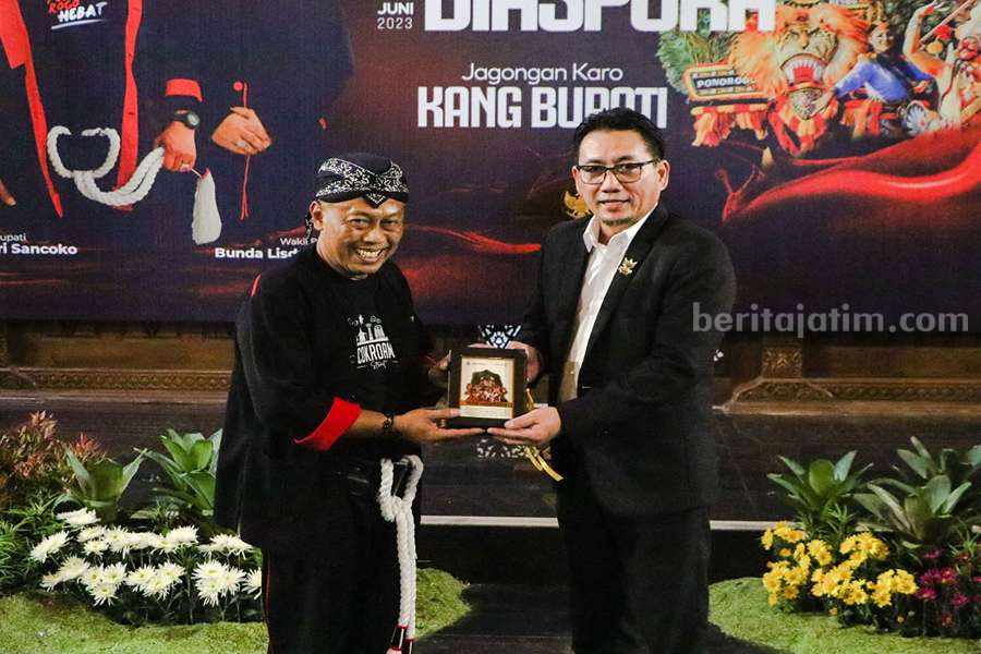 Bupati Sugiri Bakal Serahkan Reog ke Suriname Bupati Ponorogo Sugiri Sancoko saat memberikan cinderamata reog kepada Duta Besar Suriname untuk Indonesia, Erick Rahmat Moertabat. (Foto/Endra Dwiono/Beritajatim.com)