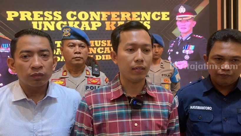 Kasat Reskrim Polres Ponorogo AKP Nikolas Bagas Yudi Kurnia (baju kontak-kotak) (Foto/Dok.Beritajatim.com)