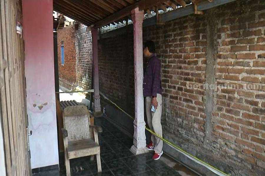 Rumah kontrakan di Desa Semanding Kecamatan Jenangan dipasangi garis polisi. (Foto/Istimewa)