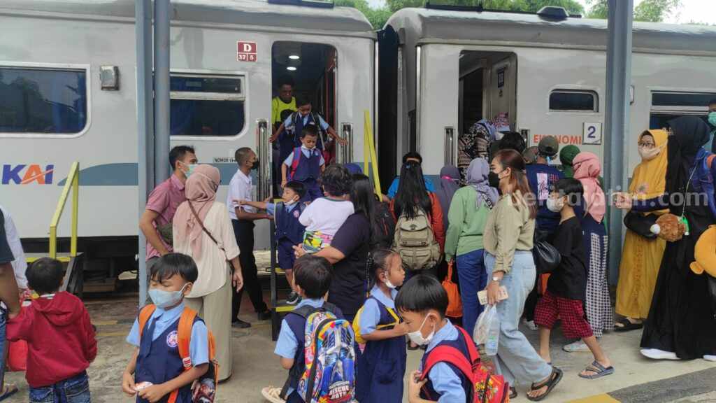 Musim Liburan, Pengguna Kereta Api Serbu Tiket Kereta di Daop 9 Jember Jumlah penumpang KA di Daop 9 Jember meningkat saat liburan sekolah dan Iduladha
