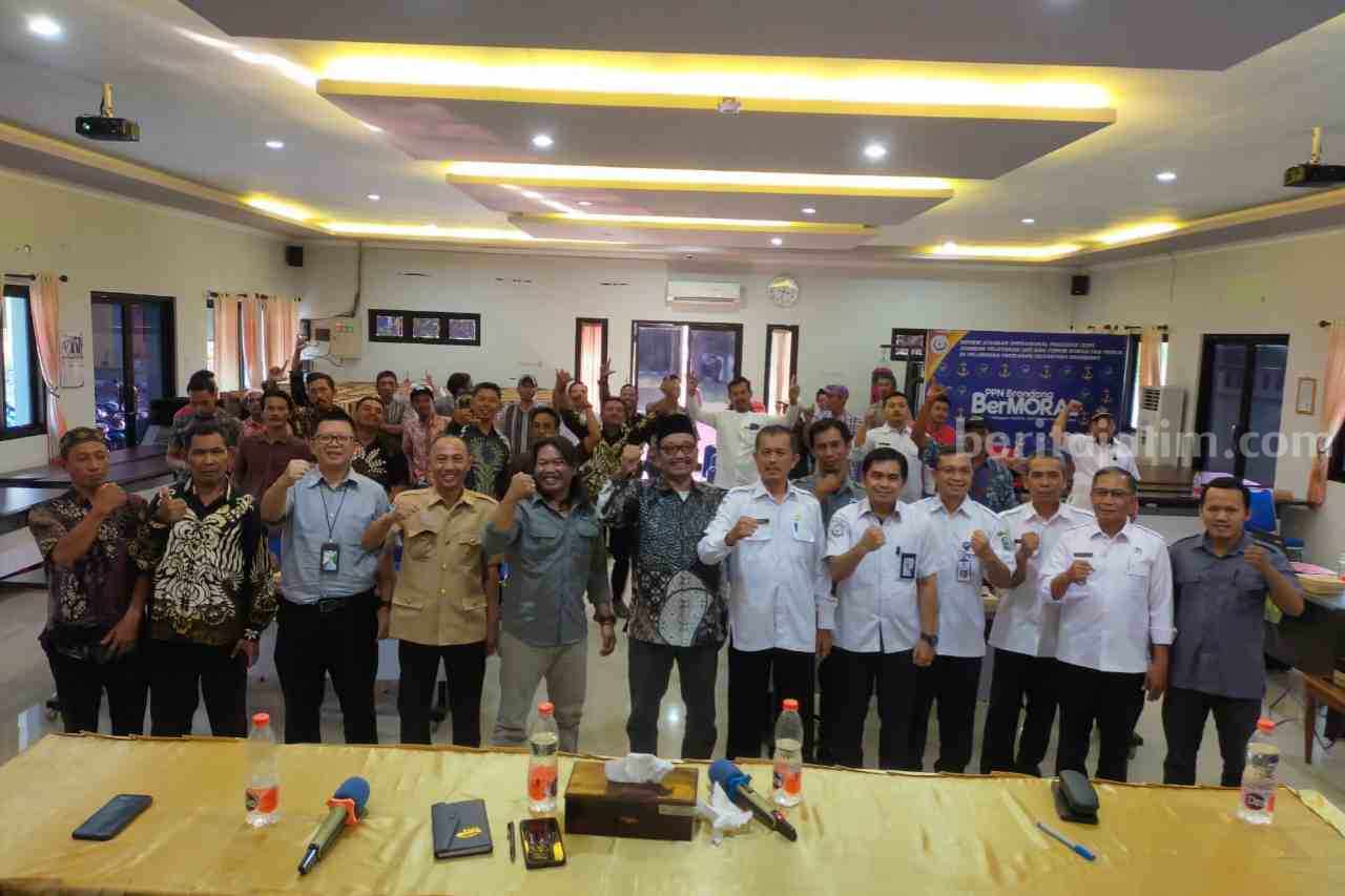 Safari Kerja dan Pengukuhan Pengurus Forkom Nelayan Rajungan Nusantara Lamongan, di Hall Fisherman PPN Brondong.