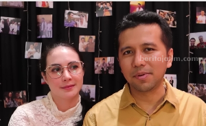 Emil Dardak Masuki Usia 39 Tahun, Arumi Minta Diajak Jika Puber Kedua Tangkapan layar Wagub Jatim, Emil Dardak (kanan) dan istri Emil, Arumi Bachsin (kiri). (Sumber foto: YouTube Arumi Bachsin)
