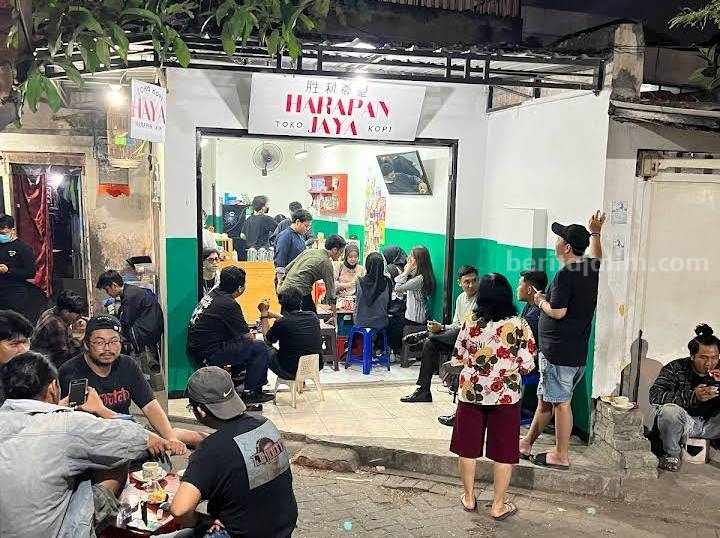 Toko Kopi Haya (Harapan Jaya), kafe sederhana di pusat kota Surabaya, dekat dengan Tunjungan Plaza. (Instagram: Toko Kopi Haya)
