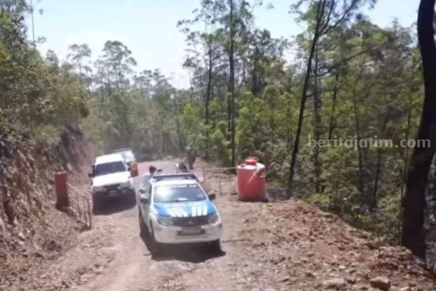 Polres Ngawi saat cek jalur sekat bakar di Wukir Bayi, Jogorogo, Ngawi, Jawa Timur.