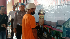 Pelaku saat berada di Polres Blitar