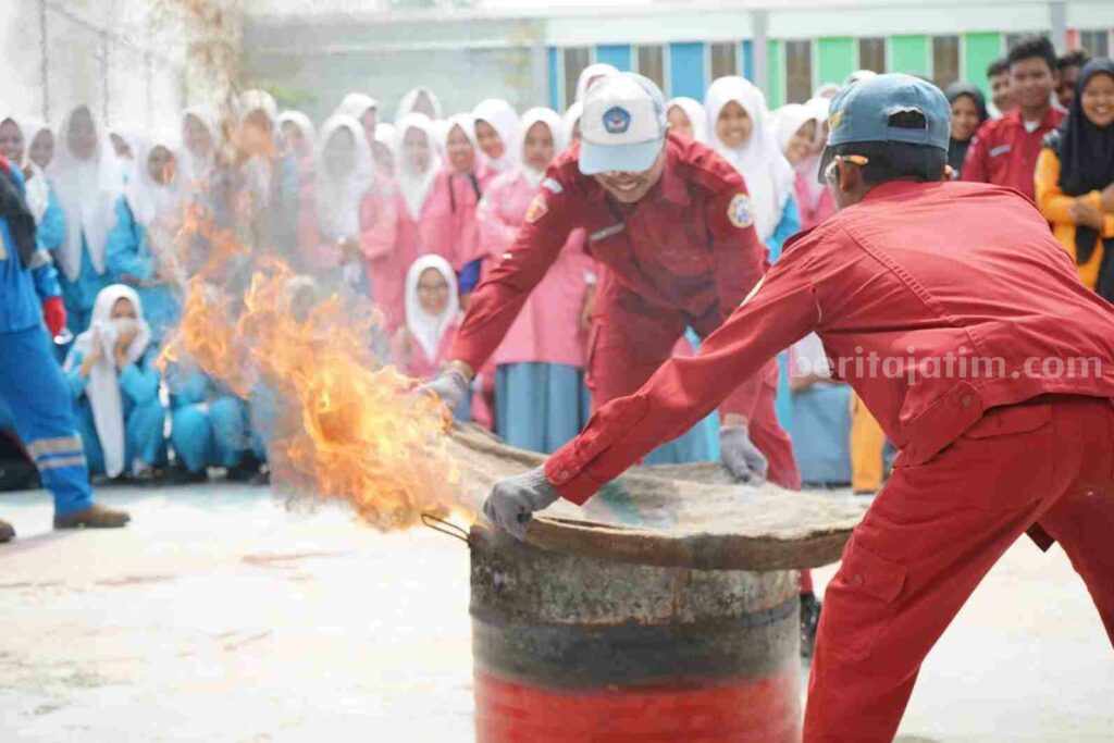 Siswa dari SMK N 1 Tambakboyo saat melakukan pelatihan K3 di sekolahnya. [Foto:Beritajatim.com]