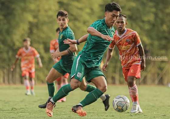 Song Ui-Young Cetak Gol Perdana untuk Persebaya Song Ui-Young mencetak satu gol saat Persebaya beruji coba dengan Beta Jaya pada Selasa (13/6/2023). (Foto: Persebaya)