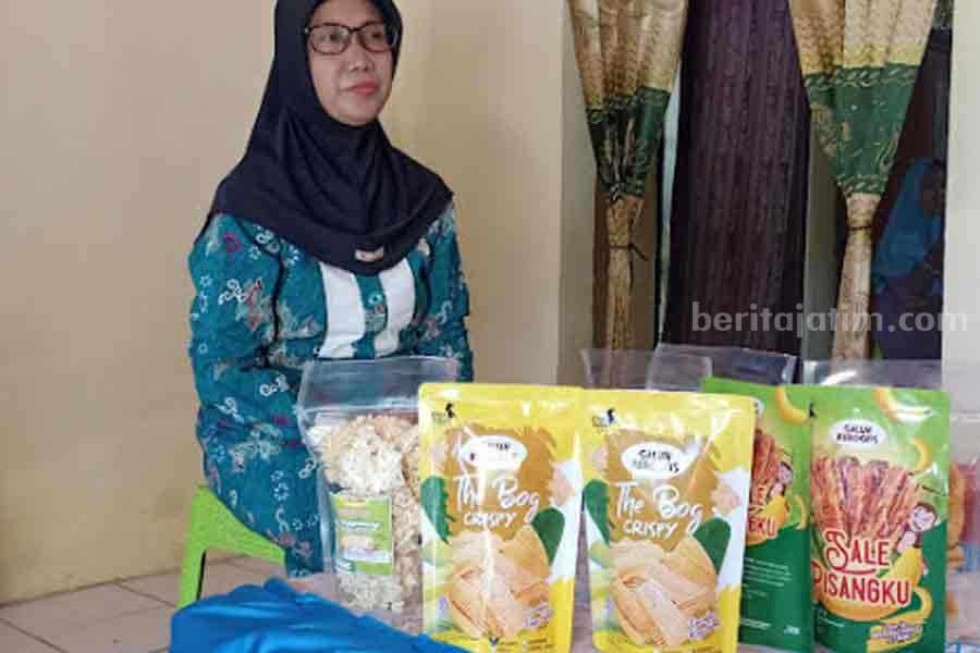 Sri Harnanik pengusaha keripik gedebok pisang di Tuban. [Foto:Diah Ayu/beritajatim.com]
