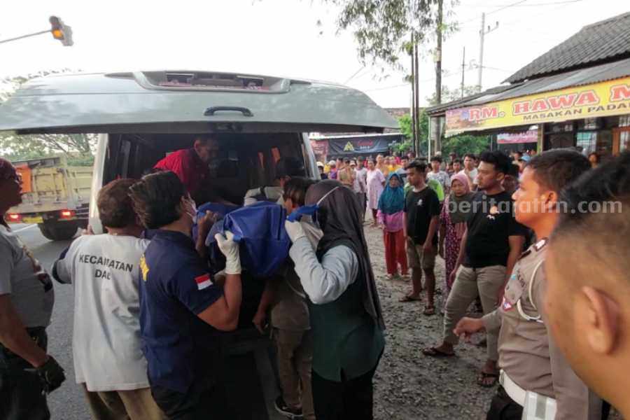 Petugas saat mengevakuasi jenazah Supeltas yang meninggal dunia tertabrak truk di di Jalan Raya Ngawi-Maospati tepatnya di Pertigaan Depan Gudang Bulog masuk Desa Tempuran Kecamatan Paron Kabupaten Ngawi, Kamis (01/06/2023) pukul 16.00 WIB