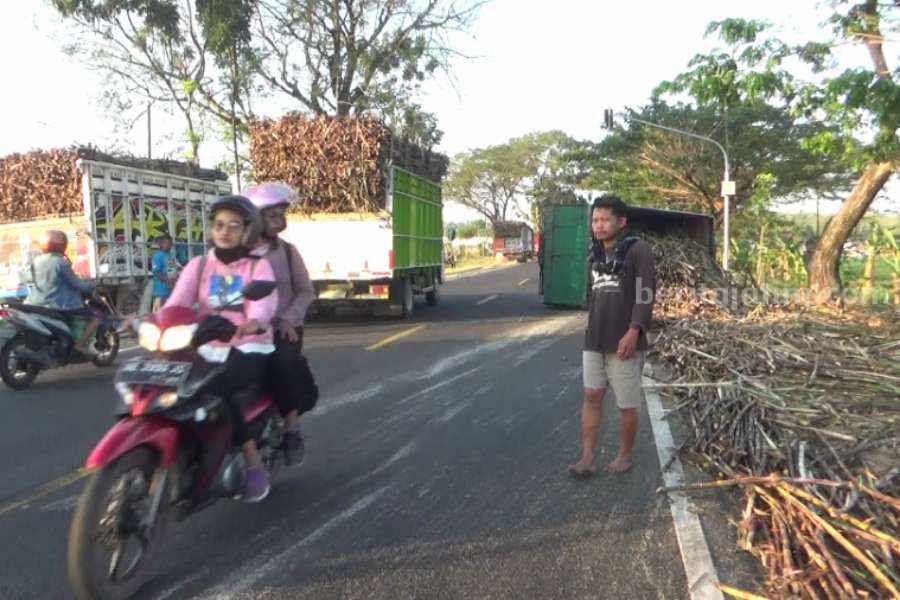 Truk tebu yang terguling di Jalan Raya Ngawi Maospati karena ban selip,Kamis (8/6/2023) pukul 06.00 WIB.
