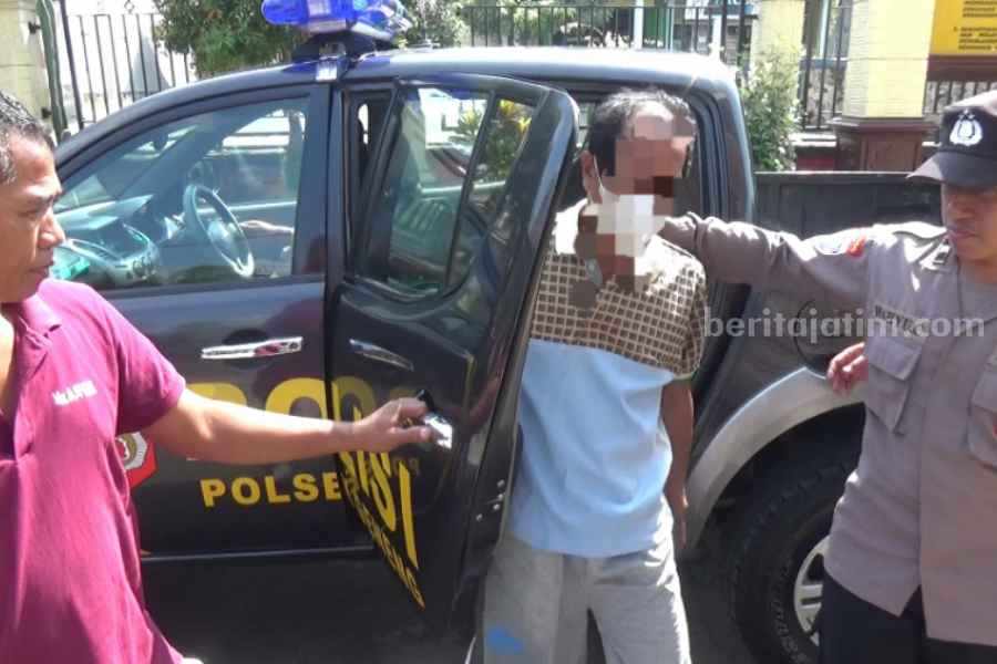 Pelaku pencabulan dan persetubuhan anak di bawah umir saat diamankan Polsek Geneng,Ngawi.