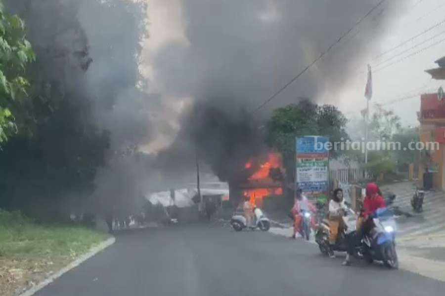 Warung di Poncol Magetan Ludes Terbakar Lantaran Ditinggal Pulang saat Masak Nasi Warung di Alastuwo, Poncol, Magetan yang terbakar saat ditinggal pemiliknya pulang ke rumah.