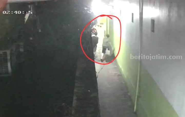 CCTV Warga Rekam 2 Remaja saat Gondol Kotak Amal Masjid di Magetan Rekaman CCTV warga saat merekam dua remaja yang membawa kotak amal masjid Al Barokah pada Jumat (16/6/2023) pukul 02.00 WIB.