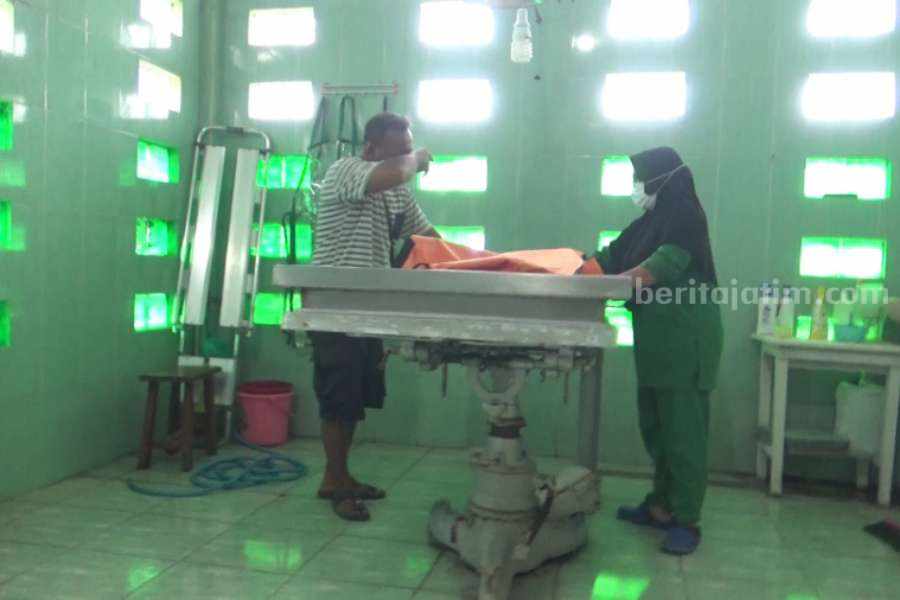 Kenek Truk Paket Meninggal Usai Tabrak Truk Kayu di Ngawi, Bapaknya Histeris Siswito, ayah kenek truk paket yang meninggal usai kecelakaan di Jalan Tol Ngawi-Solo KM 550 B, masuk Desa Sambirejo Kecamatan Mantingan Kabupaten Ngawi pada Sabtu (17/6/2023) pukul 10.30 WIB saat berada di ruang jenazah RSUD dr Soeroto Ngawi.