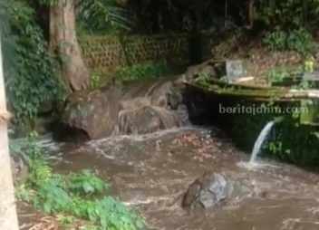 Air sungai di dekat Sumber Mudal di Desa Pacalan Kecamatan Plaosan masih tercemar limbah kotoran sapi kampung Susu Lawu Singolangu.