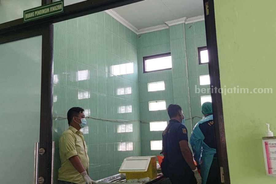 Anggota Satreskrim Polres Ngawi saat mengambil sampel rambut dan tulang mayat perempuan yang ditemukan di kebun jagung petak 53 A1 RPH Sidolaju BKPH Kedunggalar masuk Desa Bangunrejo Kidul, Kedunggalar, Ngawi, Jawa Timur, Kamis (22/6/2023)