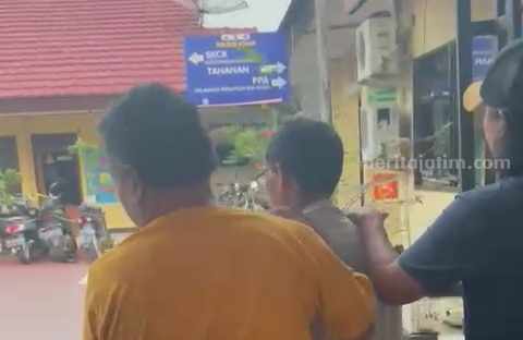 Pelaku pemerkosaan dan persetubuhan pada anak tiri asal Ngrambe, Ngawi saat ditangkap polisi.