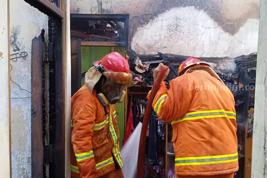 Damkar Magetan saat melakukan pemadaman kebakaran rumah milik penjahit di Desa Kuwonharjo Kecamatan Takeran Kabupaten Magetan terbakar pada Rabu (28/6/2023) pukul 15.30 WIB.