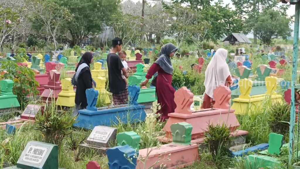 Hapus Kesan Angker, Makam di Kabupaten Malang Dicat Warna Warni Pemakaman Umum Kramat Jati di Desa Jatiguwi, Kecamatan Sumberpucung, Kabupaten Malang, dicat warna warni, Kamis (1/6/2023).