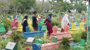 Pemakaman Umum Kramat Jati di Desa Jatiguwi, Kecamatan Sumberpucung, Kabupaten Malang, dicat warna warni, Kamis (1/6/2023).