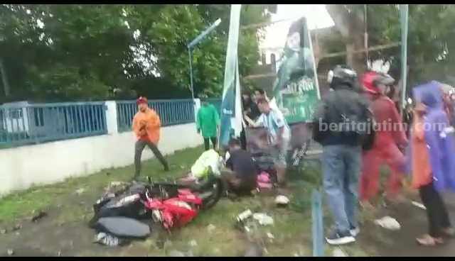 Kecelakaan Beruntun Malang, Grand Max Tabrak 3 Motor, 4 Tewas Tabrakan beruntun di Kabupaten Malang mengakibatkan 4 pengendara motor meninggal dunia, Minggu (11/6/2023).