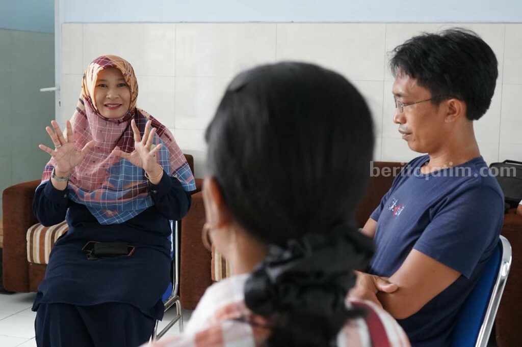 Mas Dhito Beri Trauma Healing Korban Kebakaran Pasar Gringging Kediri Mas Dhito