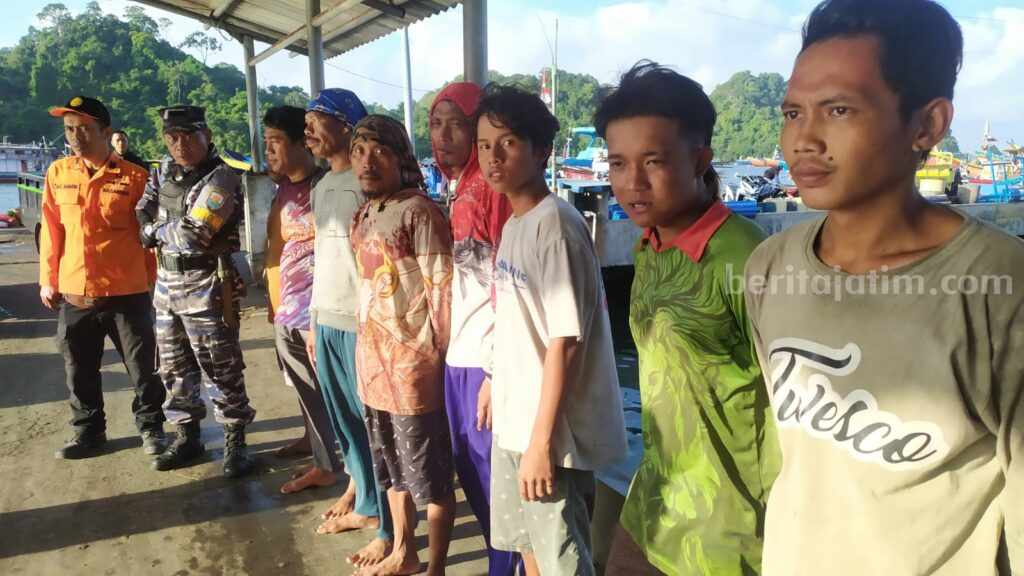ABK Kapal Motor Maju Cilacap usai diselamatkan dari kebakaran kapal