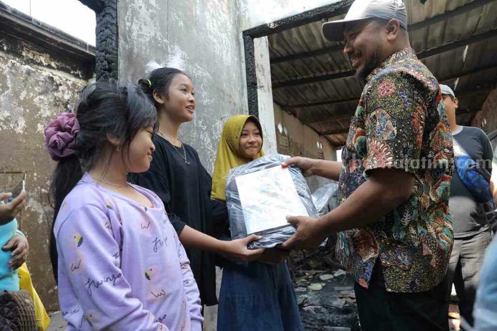 Disdik Kota Kediri Beri Bantuan Korban Kebakaran di Bujel Kediri