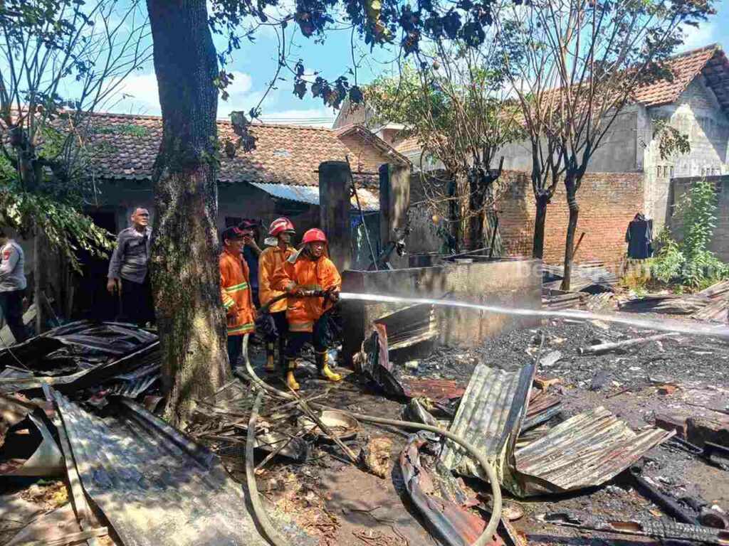 Masak Air Pakai Kayu Bakar, Rumah Warga Kediri Terbakar rumah terbakar