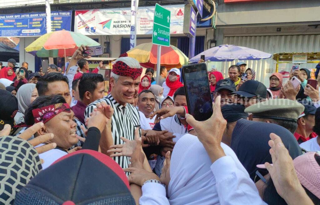 Ganjar Dapat Udeng Produk UMKM Nganjuk Buatan Emak-emak Ganjar Pranowo saat menyapa pendukungnya di Nganjuk