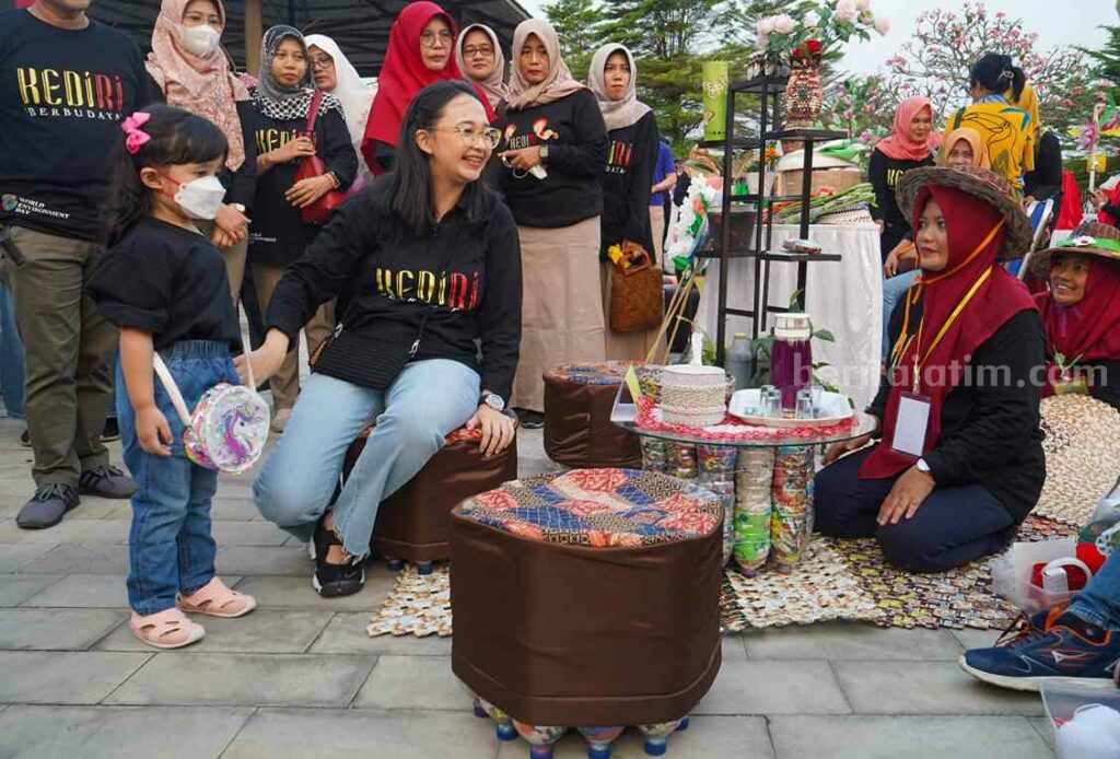 Lomba Daur Ulang Sampah, Mbak Cicha Ajak Putrinya Melihat Daur Ulang Sampah