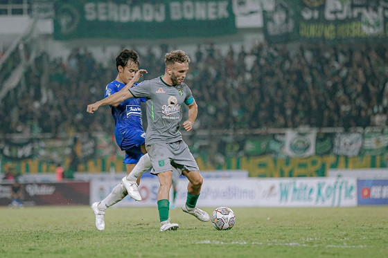 Ze Valente menjadi kapten saat Persebaya melawan Persija di Anniversary Game, Minggu (18/6/2023) sore. (Foto: Persebaya.id)