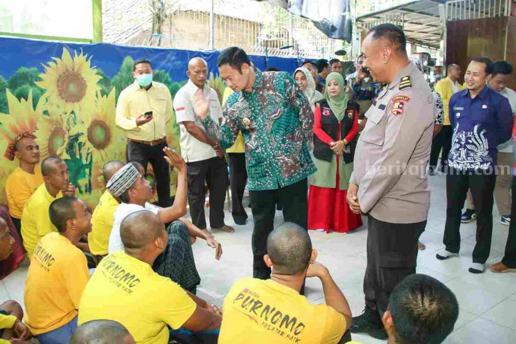Aipda Purnomo saat menerima kunjungan Bupati Lamongan Yuhronur Efendi di Yayasan Berkas Bersinar Abadi (Foto: Thoriq/beritajatim.com)