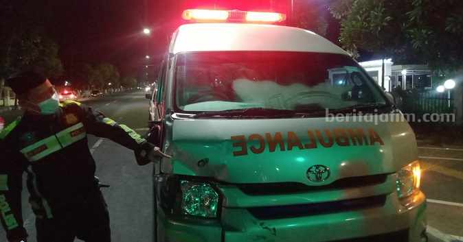 Petugas Satlantas Polres Jombang menunjukkan ambulans yang terlibat kecelakaan, Senin (5/6/2023) malam